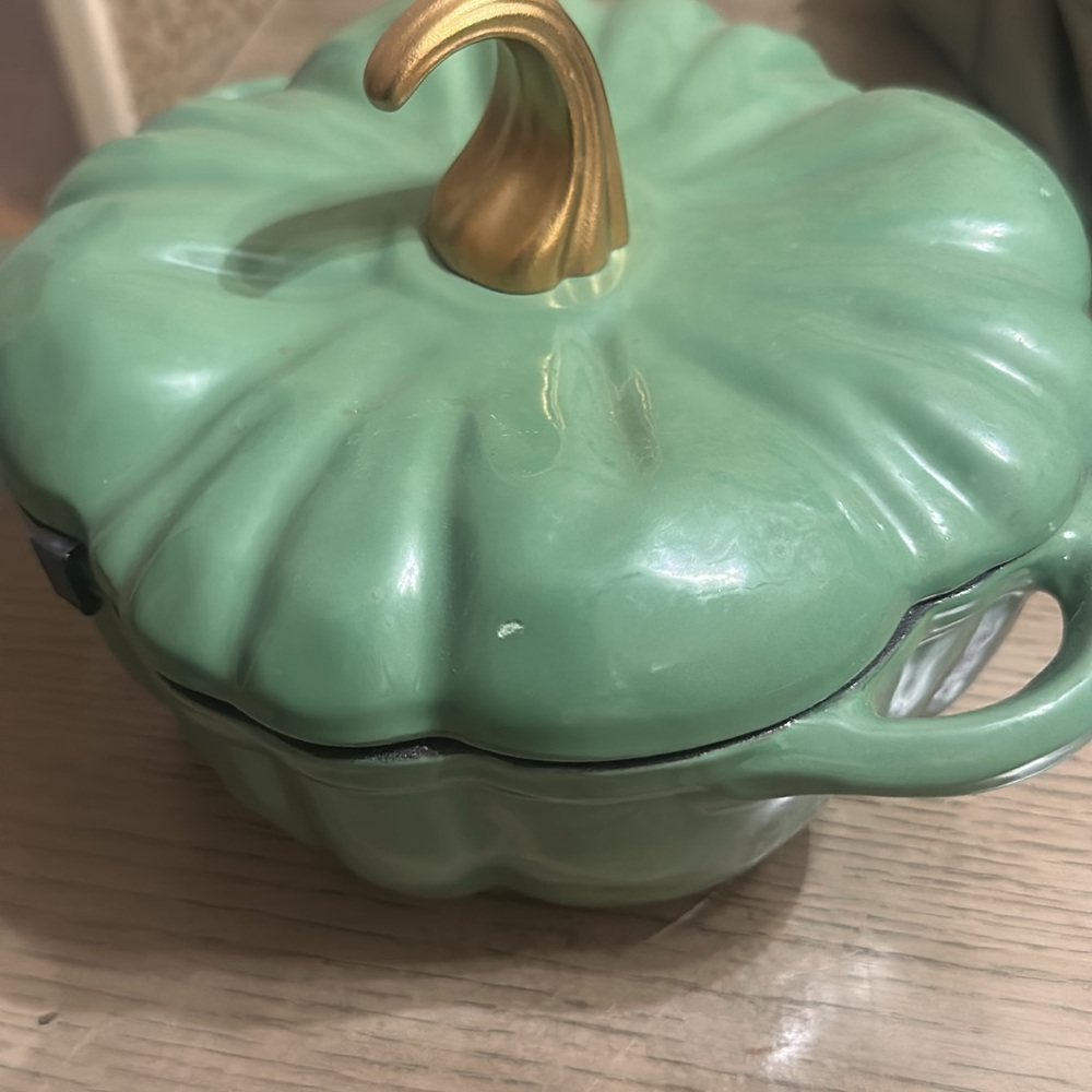 Green Pumpkin-Shaped 2qt Dutch oven enameled cast iron nwt